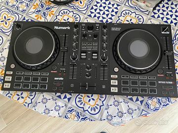 Console per dj completa di cassa amplificata