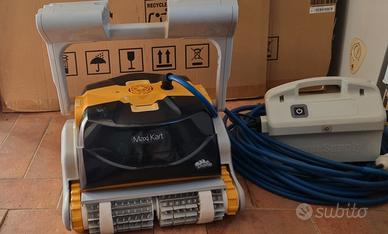 Robot Dolphin Maxi Kart by Maytronics 