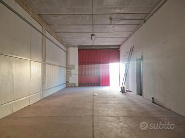 Ampio locale uso magazzino