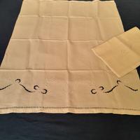 8 pezzi di teli  ricamate a mano