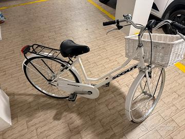 Bicicletta donna Scout bianca con cesto