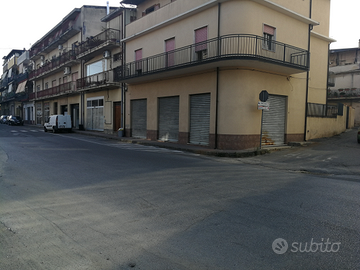 Locale commerciale con annessi 2 appartamenti