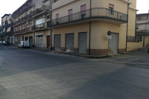 Locale commerciale con annessi 2 appartamenti