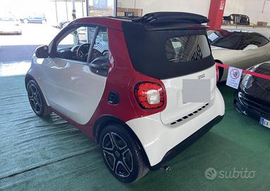 Smart for two cabrio “Red& the city”