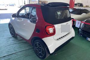 Smart for two cabrio “Red& the city”