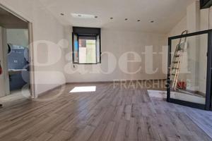 Locale commerciale ristrutturato