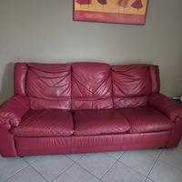 Divano letto in pelle rossa – comodo e ben tenuto
