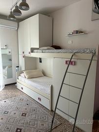 Cameretta a ponte con 2 letti e armadio