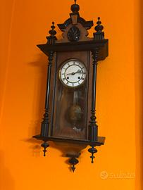 Antico orologio a pendolo da parete funzionante