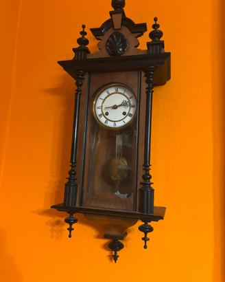 Antico orologio a pendolo da parete funzionante