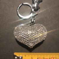 portachiavi forma cuore in metallo con strass