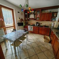 Cucina in legno massello con top in marmo completa