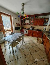 Cucina in legno massello con top in marmo completa