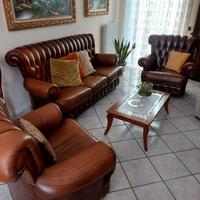 divano in pelle con poltrone vintage