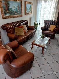 divano in pelle con poltrone vintage