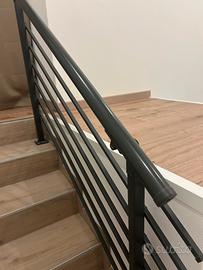 Corrimano scala grigio