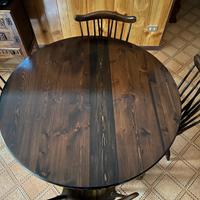 Tavolo allungabile e sedie in legno