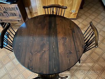 Tavolo allungabile e sedie in legno