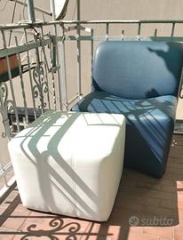 Poltronica moderna blu con pouf bianco 