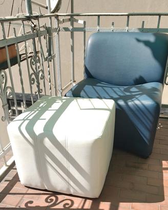 Poltronica moderna blu con pouf bianco 