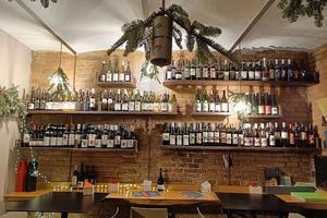 Vineria in caratteristica piazzetta