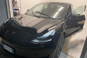 tesla model 3 RWD con autopilot avanzato