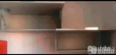 Due mobili appesi basculanti