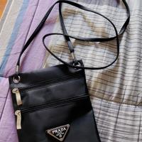 Prada tracolla nylon nero con logo triangolare
