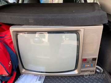 Televisore vintage pal color Telefunken