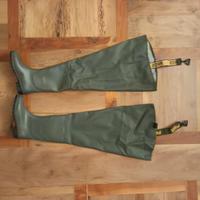 Stivali impermeabili alti, robusti e confortevoli