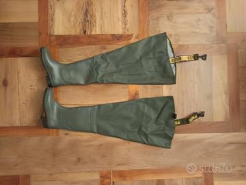 Stivali impermeabili alti, robusti e confortevoli