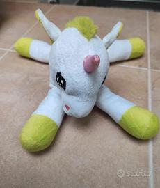 Peluche colorato e morbido unicorno