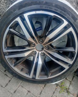 Gomme 235/40/19 con cerchi in lega