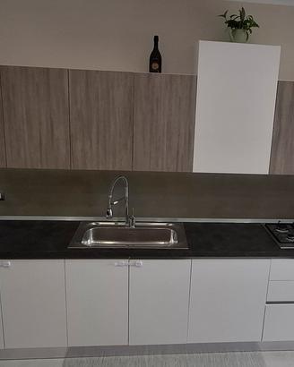Cucina moderna completa di elettrodomestici
