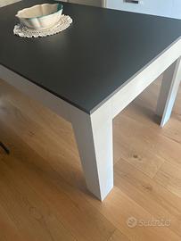 Tavolo in legno bianco e nero
