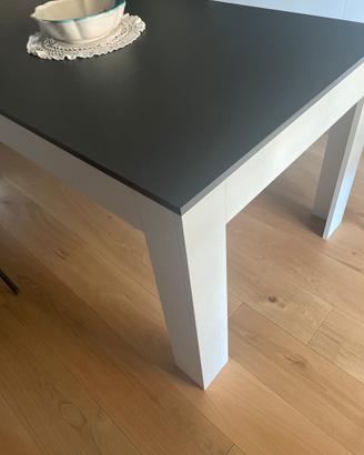 Tavolo in legno bianco e nero