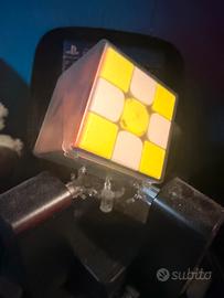 Cubo di rubic elettronico, con robottino.