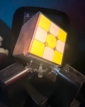 Cubo di rubic elettronico, con robottino.