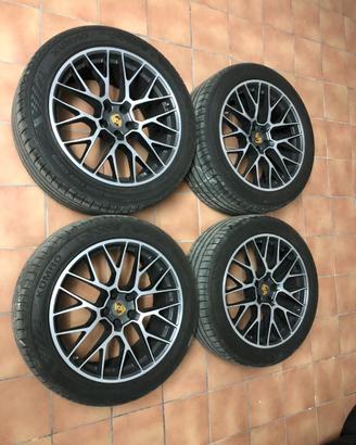 Gomme e cerchi originali Porsche Macan da 20