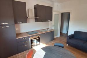 Stanza in appartamento solo donne,comodo al centro