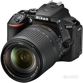 Nikon D5600 + 18-140 VR + 3 batterie + kit lenti