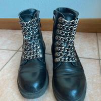 Stivaletti con catene