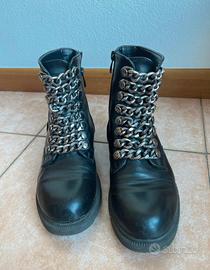 Stivaletti con catene