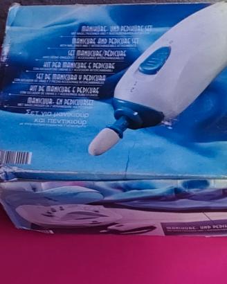 Apparecchio per manicure e pedicure con accessori