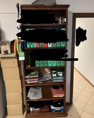 Alta libreria a giorno in legno