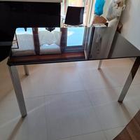 tavolo in vetro  nero e acciaio