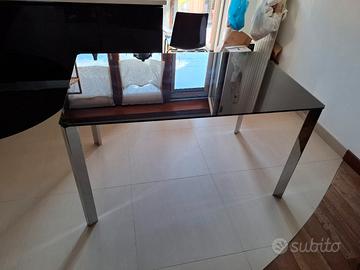 tavolo in vetro  nero e acciaio