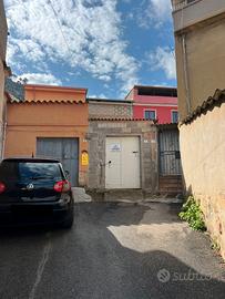 Guspini- Indipendente con cortile da ristrutturare