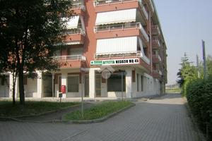 NEGOZIO A CORMANO