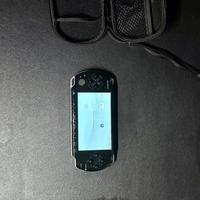 PSP con: custodia, caricatore e vari giochi